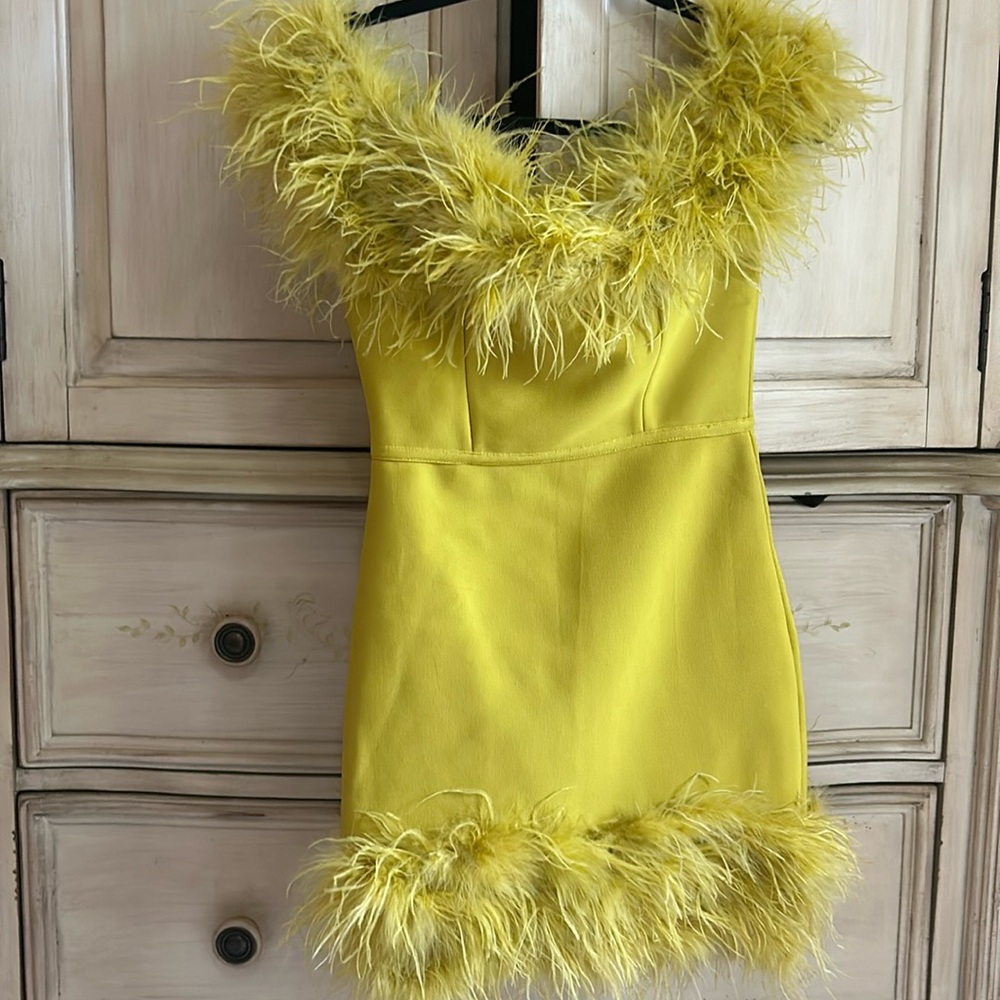 Chartreuse mini dress with feathers offshoulder